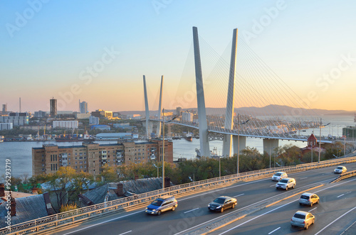 Вечерний вид моста во Владивостоке через залив Золотой Рог