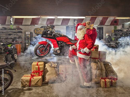 Weihnachtsmann im Motorradshop photo