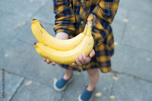 バナナを持つ子供 photo