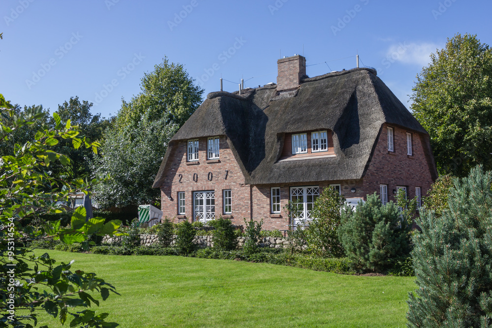 Reetdachhaus mit großem Garten