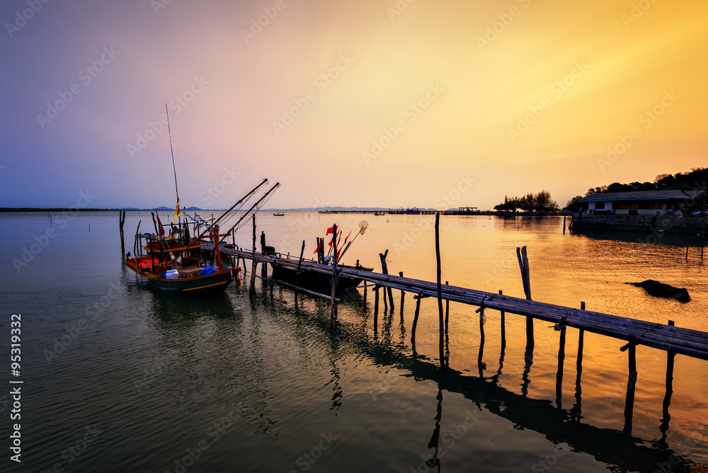 Obraz premium Small fishing boats made of bamboo.