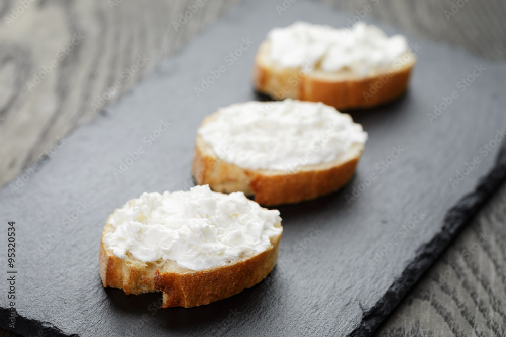 crunchy baguette slices with cream cheese crunchy baguette slices with cream cheese