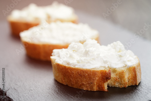 crunchy baguette slices with cream cheese