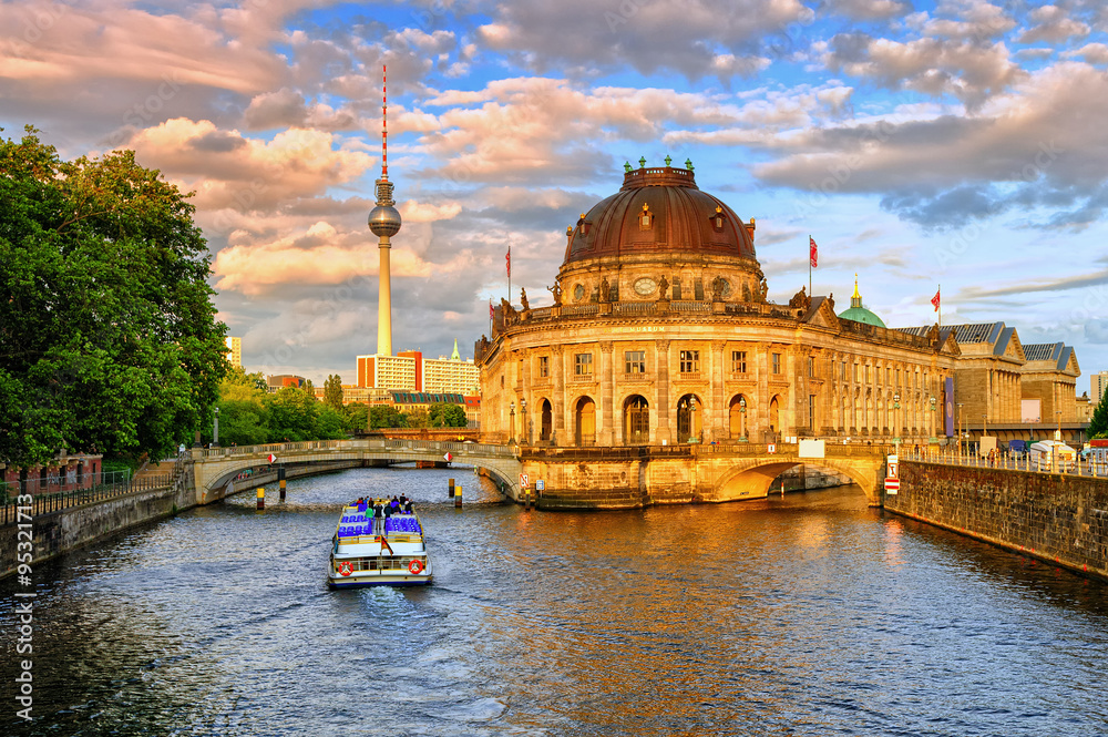 Naklejka premium Muzeum Bodego nad Szprewą i wieża telewizyjna na Alexanderplatz w centrum Berlina w Niemczech