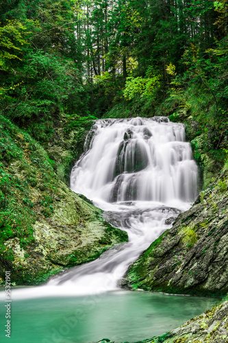 Wasserfall im Wald