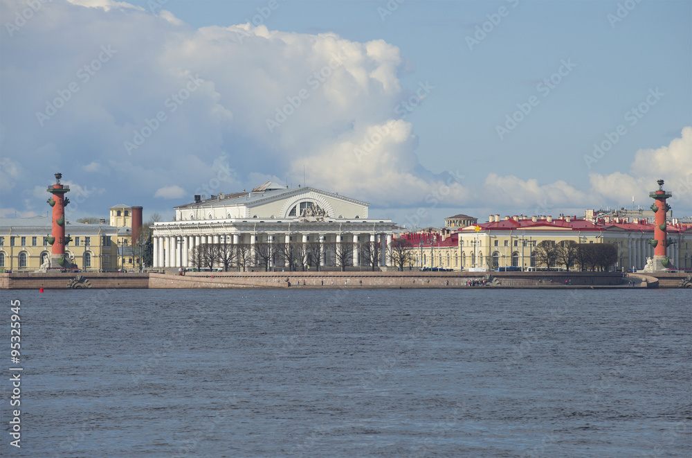 Вид на стрелку Васильевского острова в начале мая. Санкт-Петербург