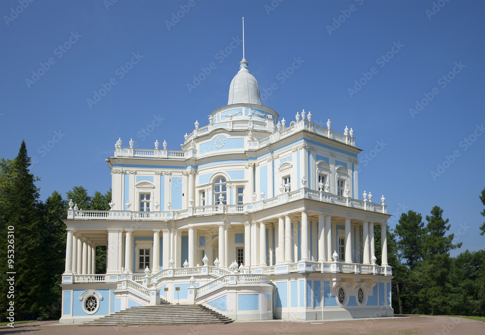 Obraz premium Павильон катальных горок крупным планом. Ораниенбаум