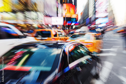 Bild mit kreativem Zoomeffekt vom nächtlichen Straßenverkehr am Times Square in Manhatta, NYC © Christian Müller
