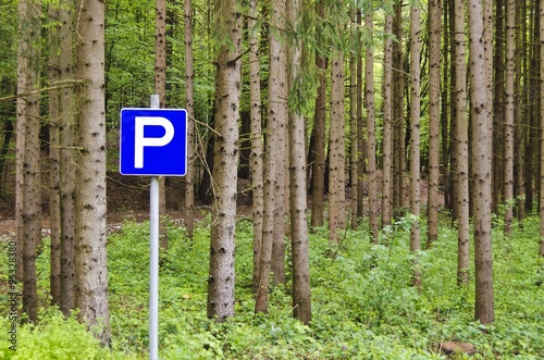 Wald mit Parkplatzschild photo