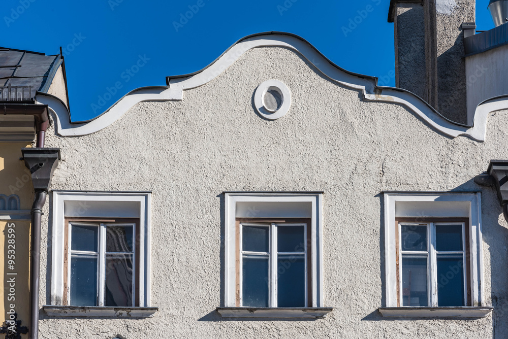 Obraz premium Altstadthaus Fassade mit Ziergiebel und Fenstern