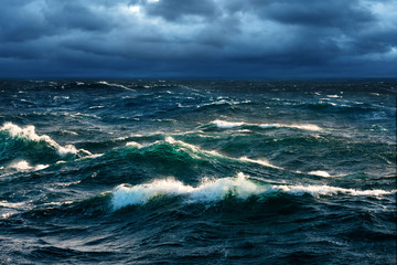 Fotobehang Oceaan golven Brekende golven tijdens opkomende storm  © oporkka