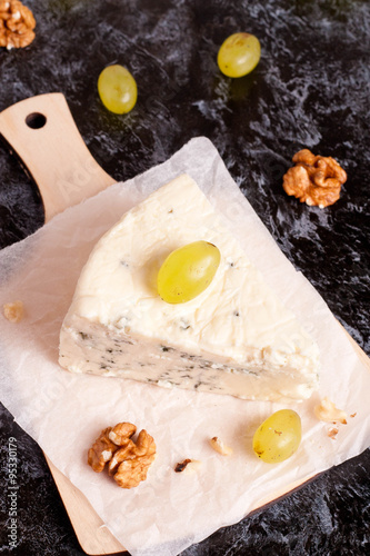 Blue cheese with grapes and nuts