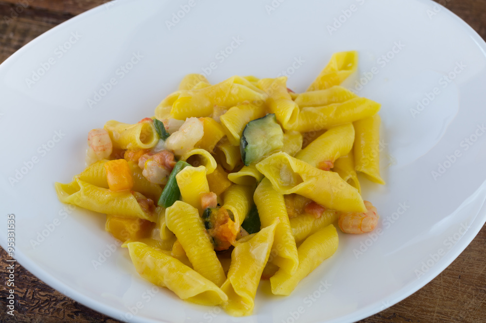 Pasta al pesce, pasta fatta in casa, pasta ai frutti di mare, pasta con sugo di gamberetti e verdura Pasta al pesce, pasta fatta in casa, pasta ai frutti di mare, pasta con sugo di gamberetti e verdura