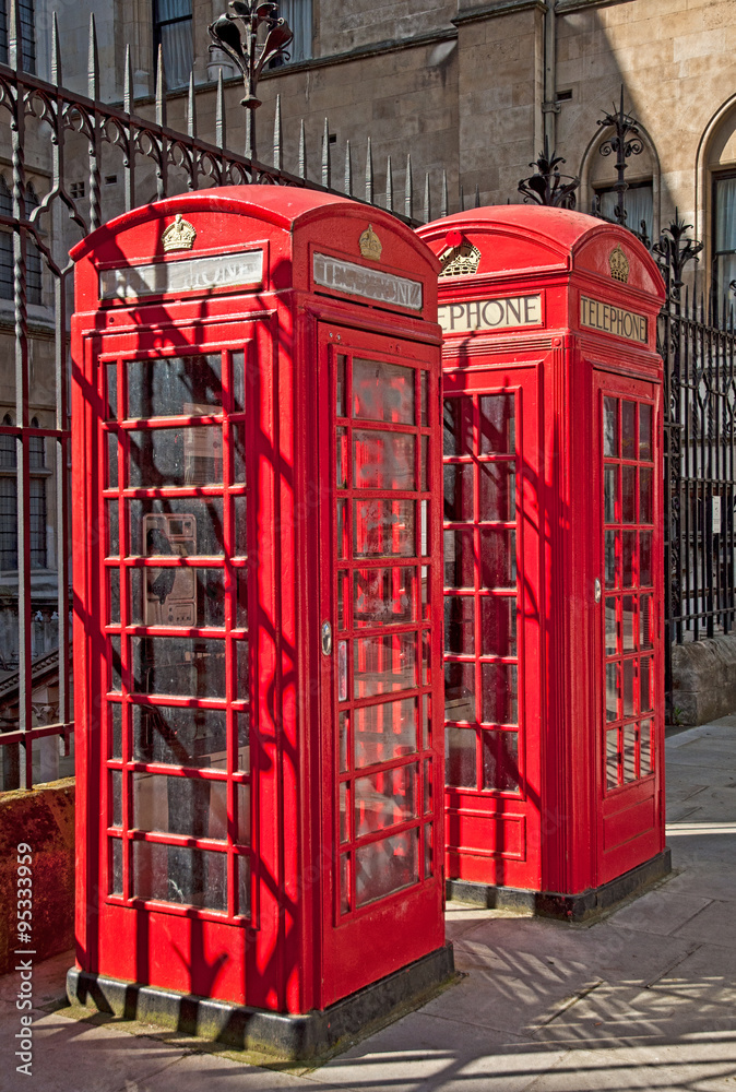 Obraz premium Red telephone box in London 
