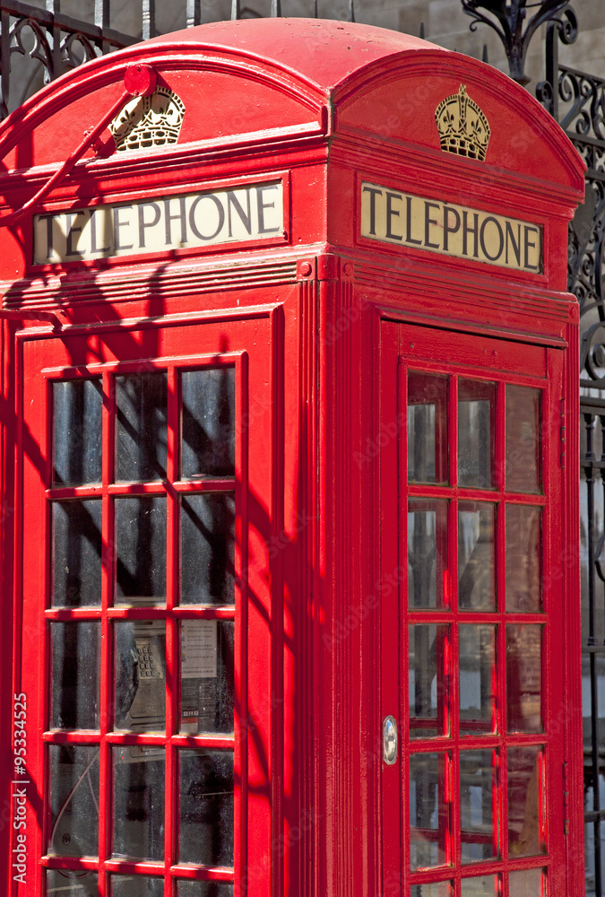 Obraz premium Red telephone box in London
