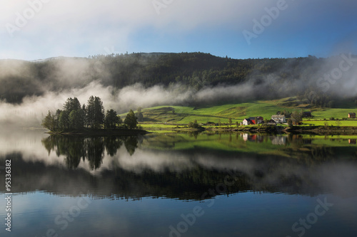 Landschaft Norwegen mit See und Nebel 