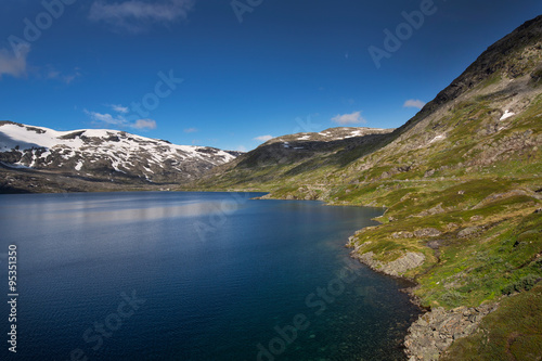 Tiefblauer See Djupvatnet in Norwegen   © Bastian Linder