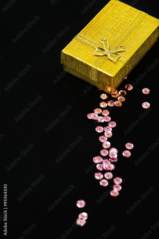 Obraz premium Gold christmas gift box and pink sequins