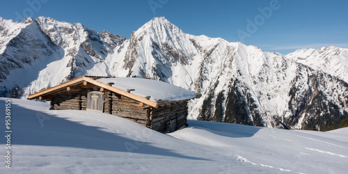 zimowa-panorama-z-chata-narciarska-i-gora