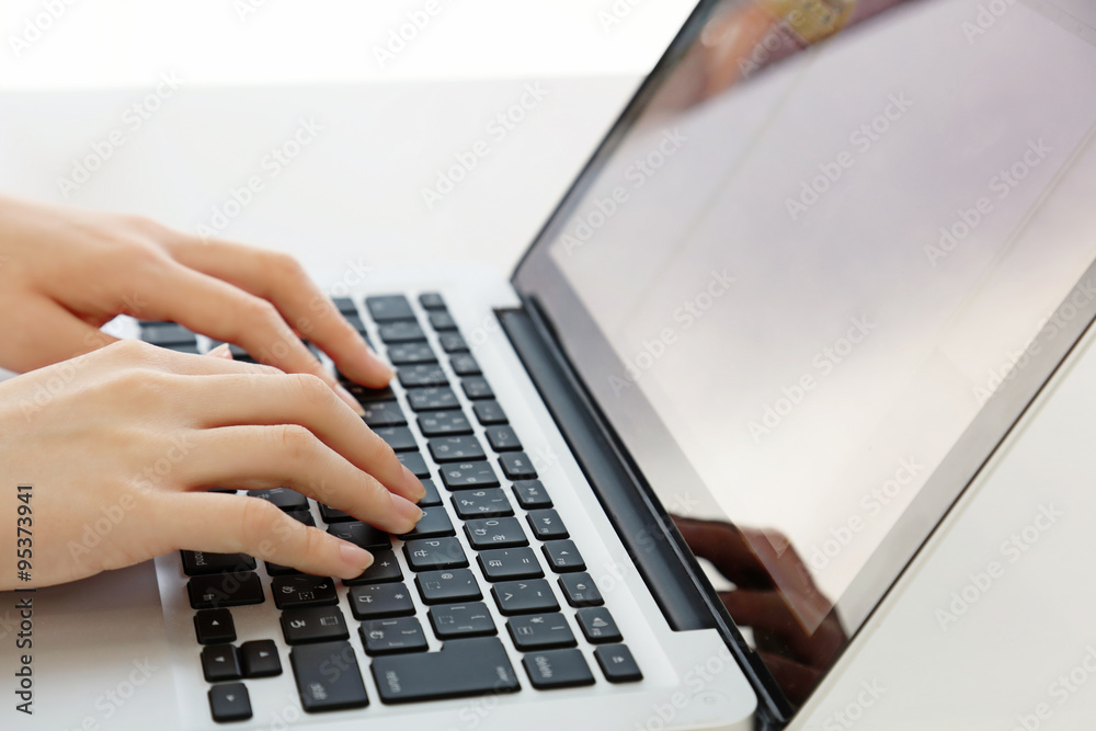 キーボードを打つ女性の手のアップ キーボードを打つ女性の手のアップ