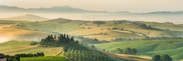 Rideaux Beige Paysage estival des collines toscanes  © Pavel Timofeev
