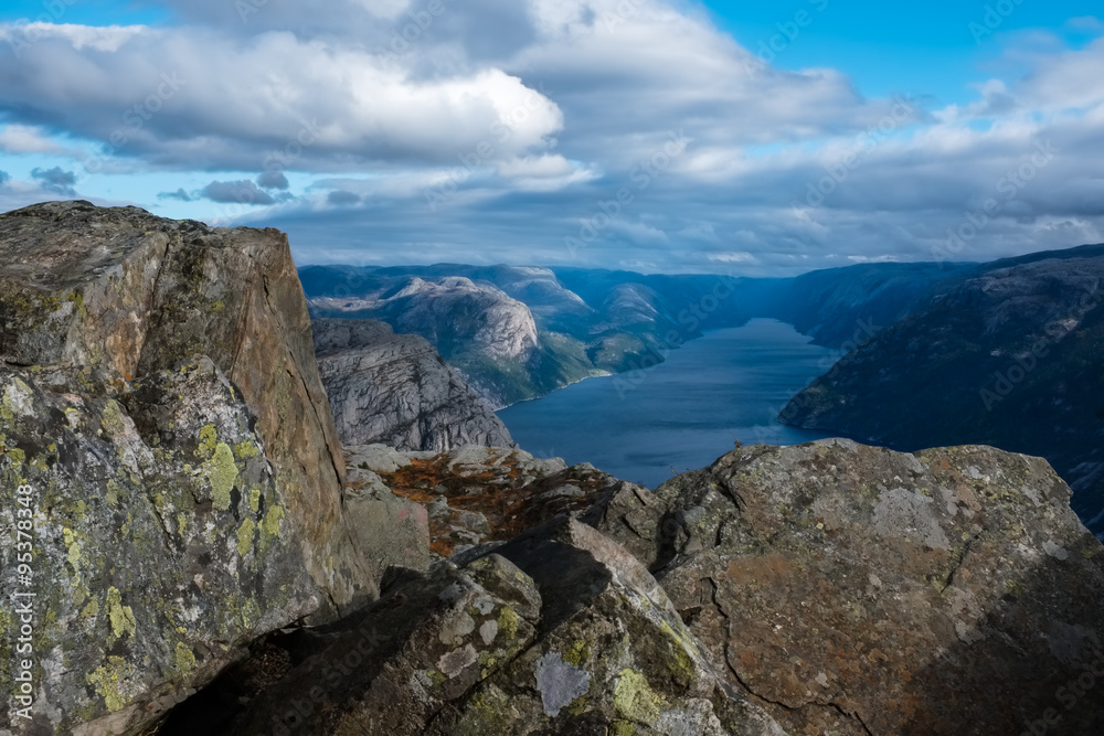 Obraz premium view over the norwegian lysefjord and the surrounding mountains from the edge of the pulpit rock