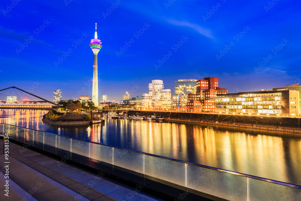 Medienhafen bei Nacht, Düsseldorf - Deutschland
