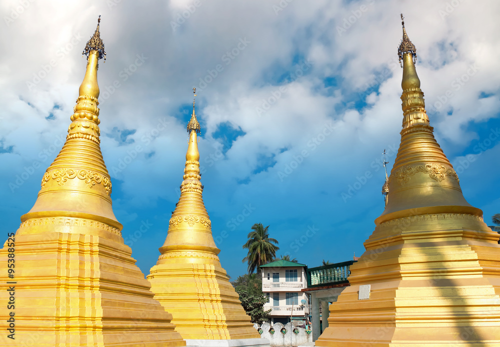 Fototapeta premium Golden Pagoda in Myawaddy, Karen State, Myanmar