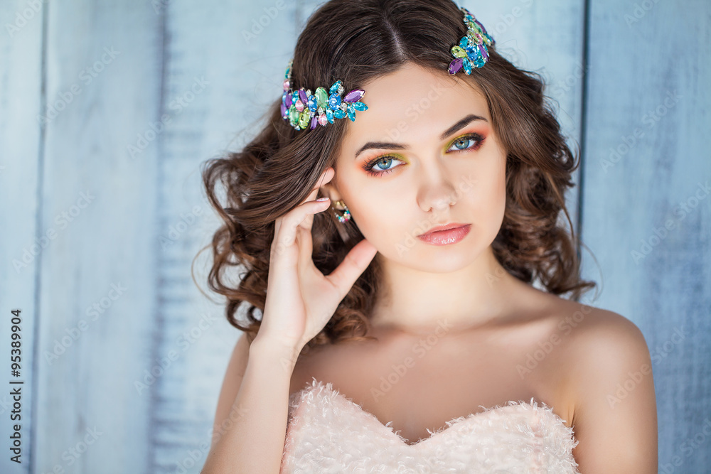 Naklejka premium beautiful luxurious woman with decoration on the head