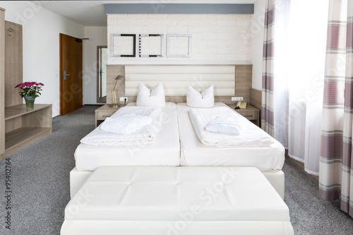 Edles Hotelzimmer Doppelbett Design photo