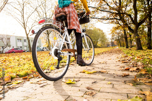 Junge Frau fährt Fahrrad im Park © ajlatan