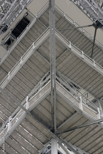 Stahltreppe Untersicht / Die Untersicht auf eine eckige über mehrere Etagen steigende Stahltreppe