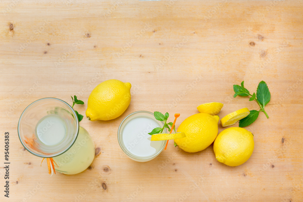 Wenn das Leben dir Zitronen gibt, mach Limonade draus! foto de Stock Adobe Stock
