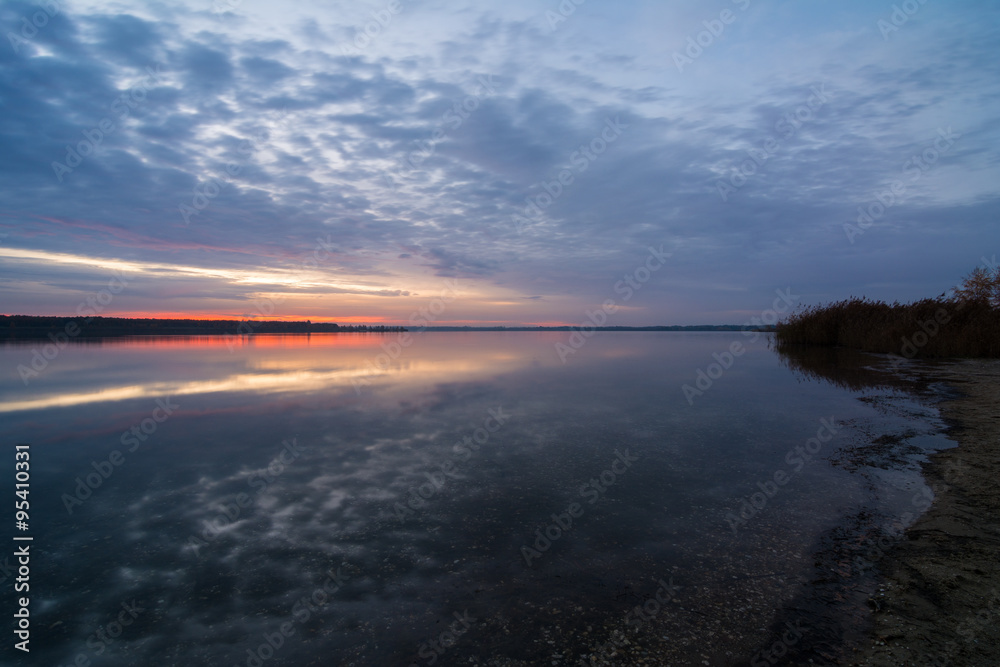 Fototapeta premium Sonnenaufgang am Wallendorfer See in Burgliebenau, Deutschland