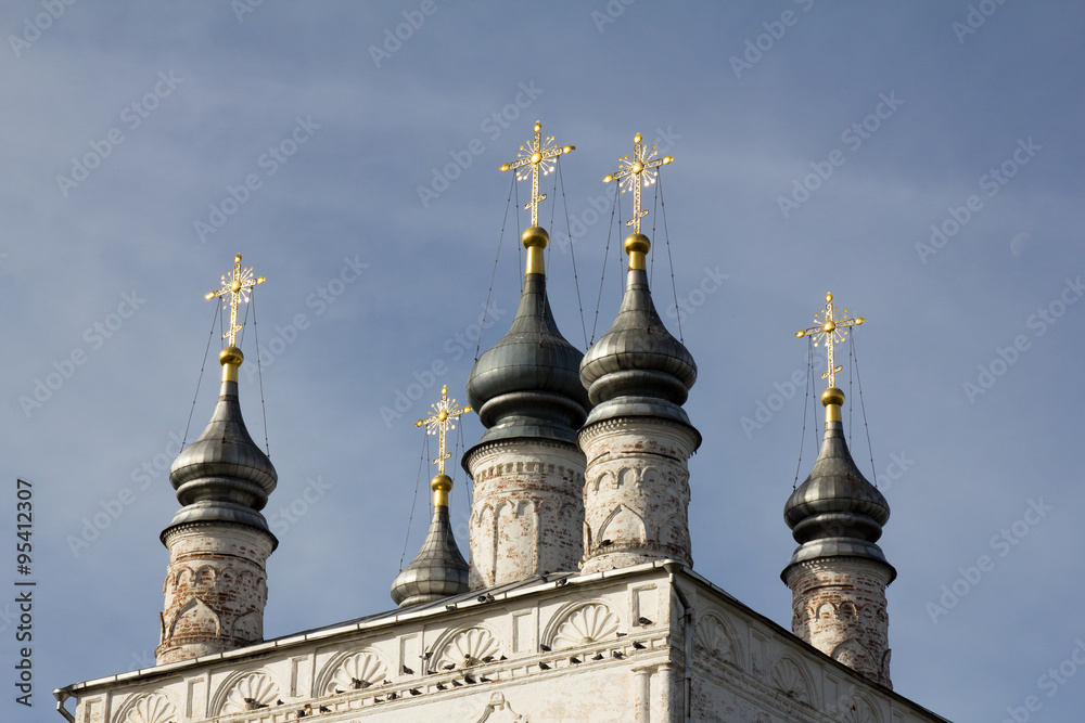 Fototapeta premium Вид куполов с крестами Всехсвятской церкви в Горицком монастыре. Переславль-Залесский. Россия.