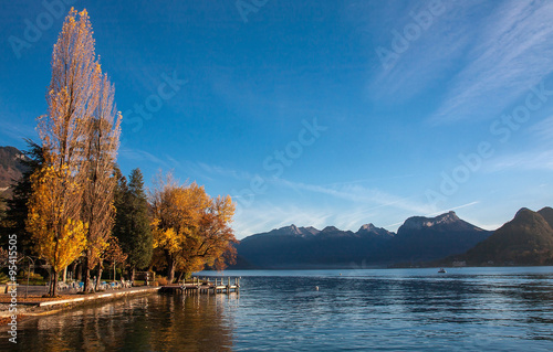 Bords du Lac d'Annecy en automne à Talloires photo