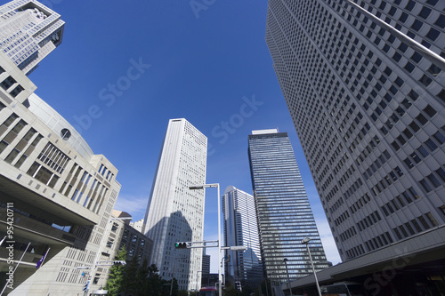 東京都庁前から望む 新宿高層ビル群を見上げる