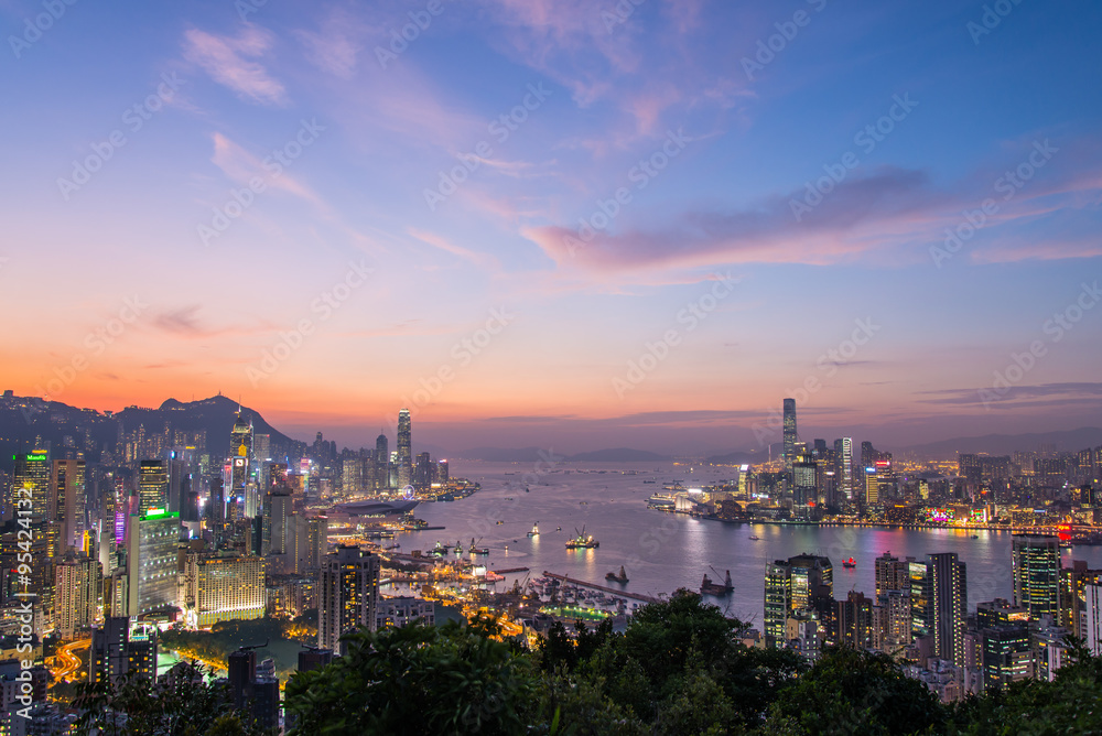 Fototapeta premium Zmierzch w Hong Kong pejzażu miejskim Fome Braemar wzgórze