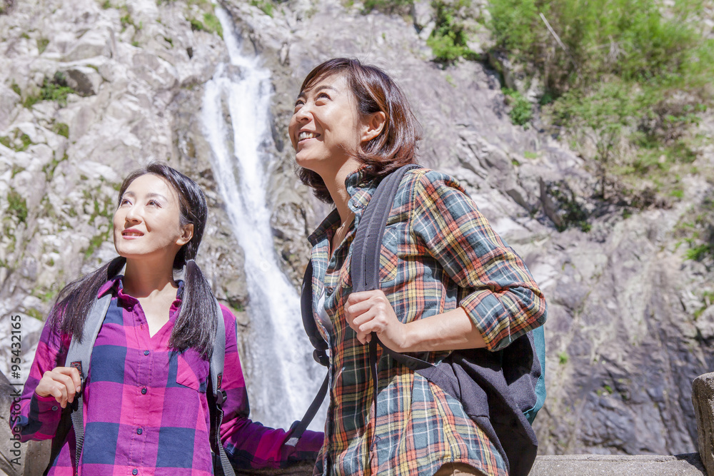 山登りをするミドル女性