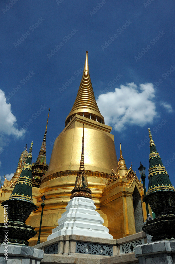 Fototapeta premium golden pagoda