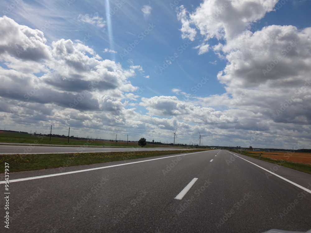 Fototapeta premium Трасса с облаками в солнечный летний день