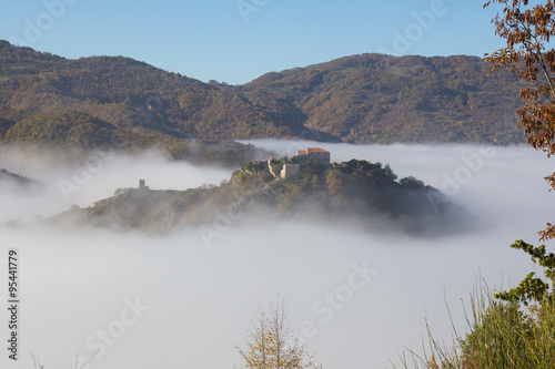 Rovine del borgo di Antuni tra la nebbia