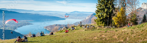 Piste envol de parapente au dessus du lac d'Annecy