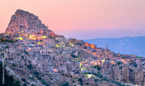 Foto Uchisar cave city in Cappadocia, Turkey on sunset