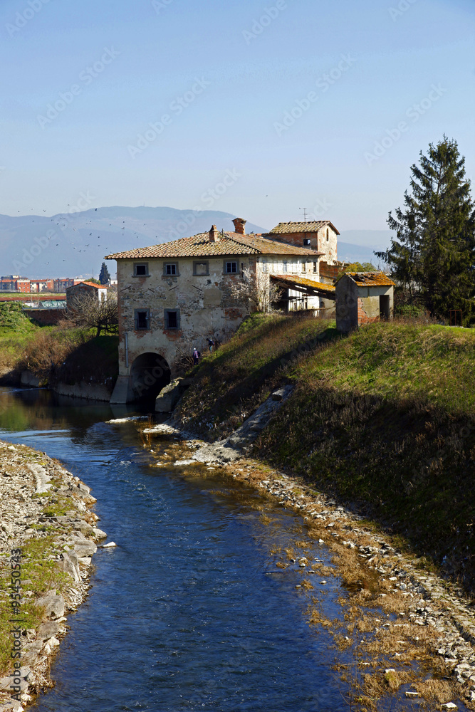 Obraz premium Toscana,casolare sul fiume
