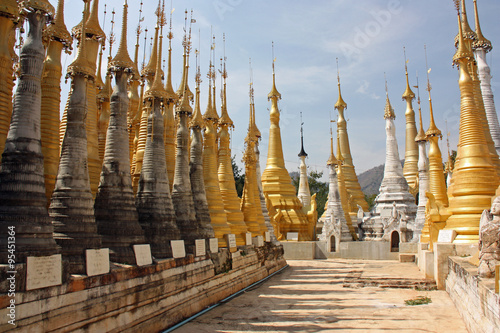 Mandalay, pagodons à la pagode Mahumani, Birmanie