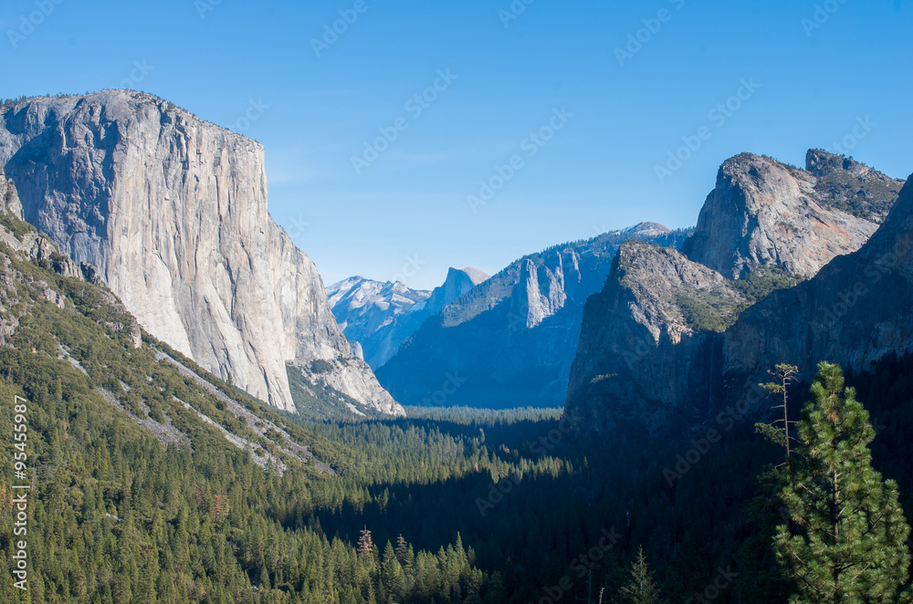 Fototapeta premium Yosemite nationalpark（アメリカの絶景・ヨセミテ国立公園のトンネルビュー）