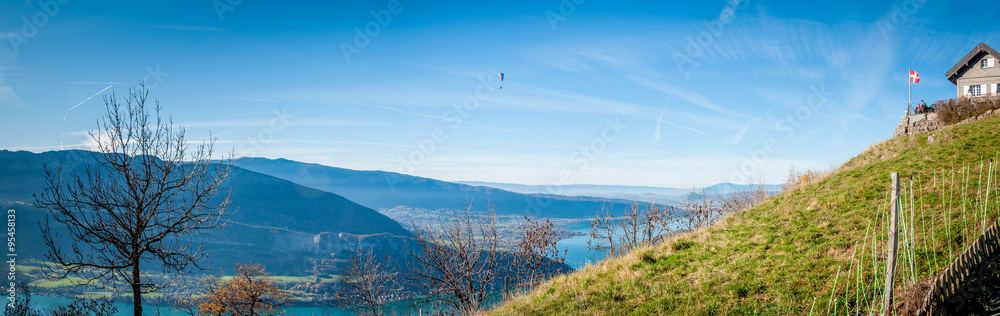 Foto Stock Vue panoramique sur le lac d'Annecy depuis le col de la