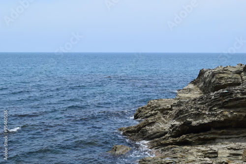 庄内海岸の岩場風景／山形県で庄内海岸の岩場風景を撮影した写真です。庄内海岸は非常にきれいな白砂と奇岩怪石の磯が続く、素晴らしい景観のリゾート地です。日本海トップランクのリゾート地として、五感の全てを満たす多くの魅力にあふれたエリアです。 © FRANK