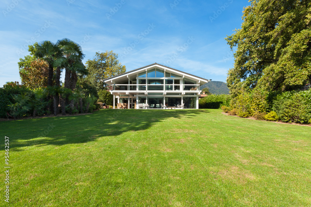 Obraz premium beautiful house with garden